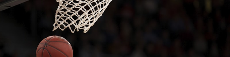 NBA总决赛关键第七场比赛 - 篮球运动员飞身扣篮的激动人心画面