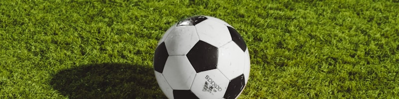 欧洲冠军联赛决赛精彩瞬间 - 两支顶级足球俱乐部在绿茵场上激烈角逐