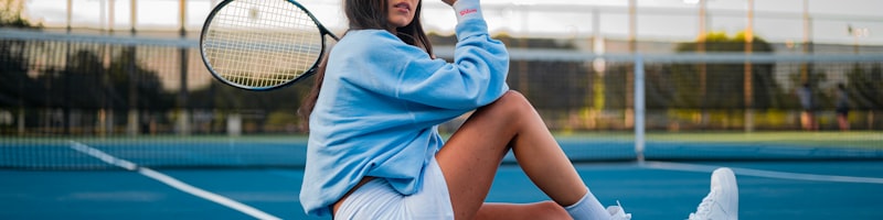 大满贯网球赛事半决赛 - 网球选手在草地上奋力挥拍击球的专业动作